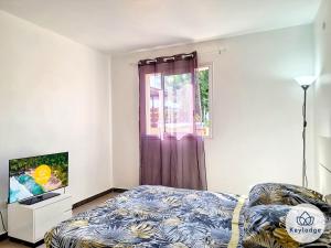 1 dormitorio con cama y ventana en Zambaville - maison 2 chambres - Sainte-Anne, en Saint-Benoît