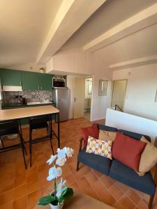 a living room with a couch and a table at Le Monclar 2 chambres in Aix-en-Provence