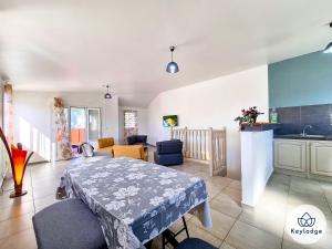 uma sala de estar com uma mesa e uma cozinha em Zambaville - maison 2 chambres - Sainte-Anne em Saint-Benoît