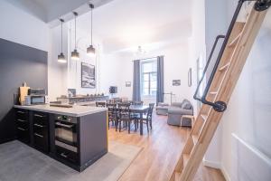 eine Küche und ein Esszimmer mit einer Treppe in einem Apartment in der Unterkunft La Vie est Belle - Entre ski et thermes in Ax-les-Thermes