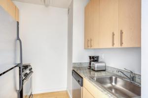 Una cocina o kitchenette en FiDi studio w gym doorman nr Freedom Tower NYC-1094