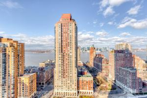 una vista aérea de un edificio alto en una ciudad en FiDi studio w gym doorman nr Freedom Tower NYC-1096 en Nueva York