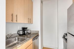 Virtuvė arba virtuvėlė apgyvendinimo įstaigoje FiDi studio w gym doorman nr Freedom Tower NYC-1096