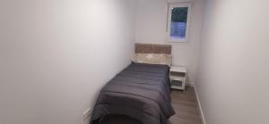 1 dormitorio pequeño con 1 cama en la pared en Piso lujo 3 habitaciones, en Las Rozas de Madrid