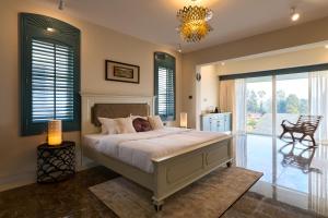 Letto o letti in una camera di Clouds Nest By Aanvis Inn