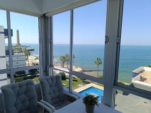 Habitación con ventanas y vistas al océano. en Villablanca Apartamento, en Chipiona