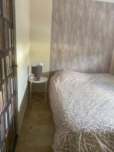 Postel nebo postele na pokoji v ubytování 2 pièces indépendant avec espace extérieur