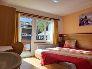 Postel nebo postele na pokoji v ubytování Pension Heino + 38 fotografií