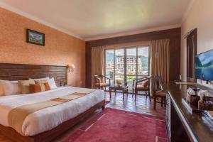 Una cama o camas en una habitación de Hotel Barahi Pokhara