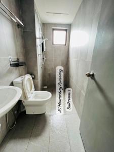 Kylpyhuone majoituspaikassa JC HOMESTAY RAWANG