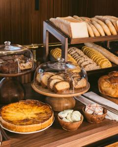 una mostra di diversi tipi di pane e prodotti da forno di Hôtel Des Grands Voyageurs a Parigi