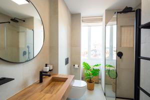 uma casa de banho com um lavatório e um espelho em Rubini - modern apartment in the heart of old Rovinj em Rovinj
