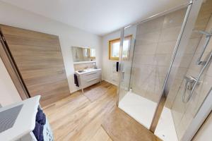 une salle de bain avec douche et lavabo dans l'établissement LA VILLA NATURA, à Granges-Narboz 17 autres photos
