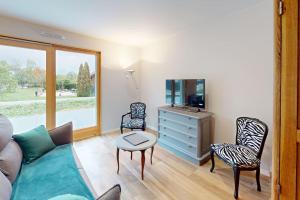 un salon avec un canapé et deux chaises dans l'établissement LA VILLA NATURA, à Granges-Narboz