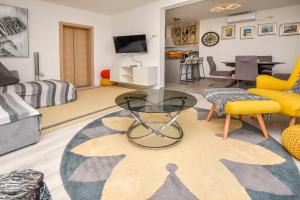 TV a/nebo společenská místnost v ubytování Apartments Vongola