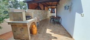 kuchnia z ladą i stołem w domu w obiekcie Holiday Houses Marta w Rovinj
