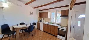 kuchnia ze stołem i krzesłami w pokoju w obiekcie Holiday Houses Marta w Rovinj