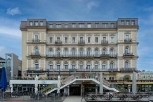 a large building with stairs in front of it at Hotel-Zimmer direkt am See in Gmunden