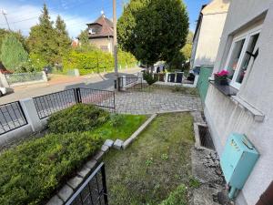 Blick auf einen Hof mit einem Zaun und einem Haus in der Unterkunft Apartament Stanowisko in Gliwice