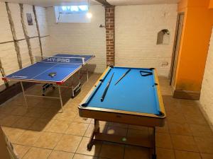 duas mesas de pingue-pongue sentadas numa sala em Entire 3 bedroom Grade 2 listed, close to town centre em Kent