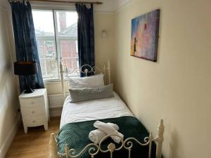 um quarto com uma cama e um quadro na parede em Entire 3 bedroom Grade 2 listed, close to town centre em Kent