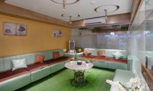 una sala de espera con sofá y mesa en Treebo Trend Urban 1 Km From Railway Station, en Surat