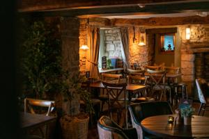 um restaurante com mesas e cadeiras num quarto em Crown Inn at Tolldown em Chipping Sodbury