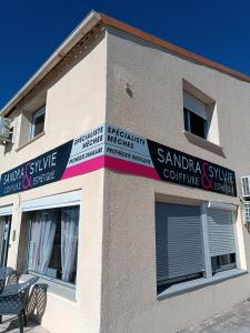 LavéruneにあるDesign Therapyの側面に看板がある建物