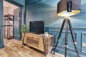 TV in/ali zabaviščno središče v nastanitvi Urban Lux - Modern One-Bedroom Flat in Southend-On-Sea - Southend Stays