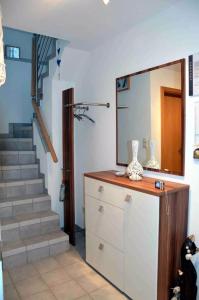 um quarto com uma escada e uma cómoda com um espelho em Haus Blütenzauber em Sipplingen