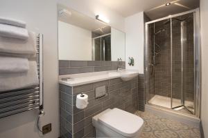 y baño con aseo, lavabo y ducha. en The Ripon Inn - The Inn Collection Group en Ripon