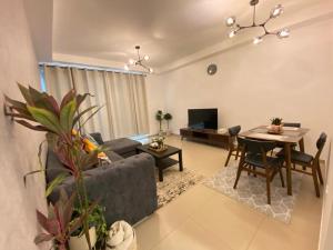 uma sala de estar com um sofá e uma mesa em Beach Dream - a luxury 1 bedroom apartment with direct beach access em Ras al-Khaimah