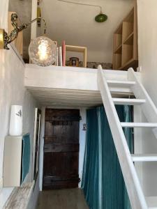 un couloir avec un escalier doté d'une porte et d'un escalier. dans l'établissement Loft Sur les toits, à Aix-en-Provence