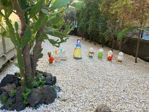 アチレアーレにあるCasa Rioloの砂利庭園の玩具人形