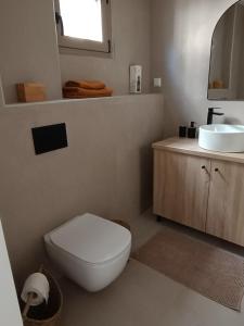 een badkamer met een wit toilet en een wastafel bij City Spot in Heraklion