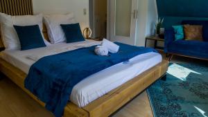 a bedroom with a large bed with a blue blanket at Ruhig, Zentral & Modern im Herzen Ulms in Ulm