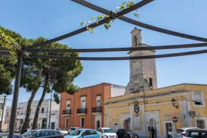een straat met auto's geparkeerd voor een gebouw bij Casetta Centro Storico Puglia On line in Alliste