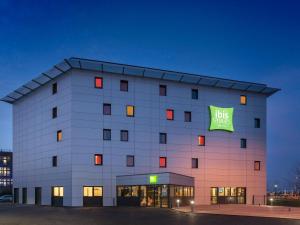 un gran edificio con un gran signo de sonrisas en ibis Styles Romans-Valence Gare TGV, en Alixan