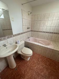 塔克纳Villa Salluzzi Apart Hotel的带水槽、马桶和浴缸的浴室 更多60张照片