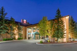 a hotel with a parking lot in front of it at Best Western Plus Inn of Williams in Williams