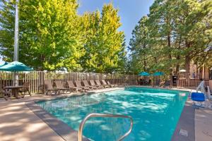 - une piscine avec des chaises longues et des parasols dans l'établissement Best Western Plus Inn of Williams, à Williams