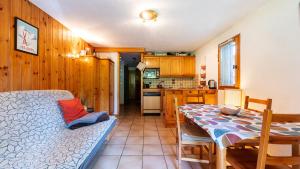 a room with a bed and a table and a kitchen at OURSONS 4 - 30 - Superbe appt 6 pers in Morillon