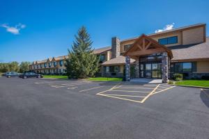 un estacionamiento frente a un edificio en Best Western Germantown Inn, en Germantown