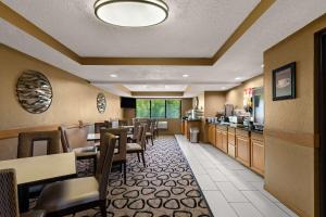 a restaurant with a dining room with tables and chairs at Best Western Germantown Inn in Germantown