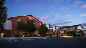 un hotel con un cartello sul lato di un edificio di Hampton Inn Medford a Medford