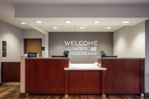 Un benvenuto all'insegna orale dell'isola del Pacifico in una hall di Hampton Inn Medford a Medford