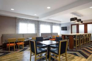 Hampton Inn Medford的电视和/或娱乐中心