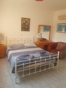 een slaapkamer met een wit bed en een stoel bij Complex Pafia 3 in Paphos City