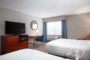 Hampton Inn Medford客房内的一张或多张床位
