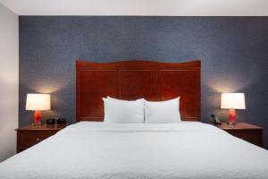 Hampton Inn Medford客房内的一张或多张床位